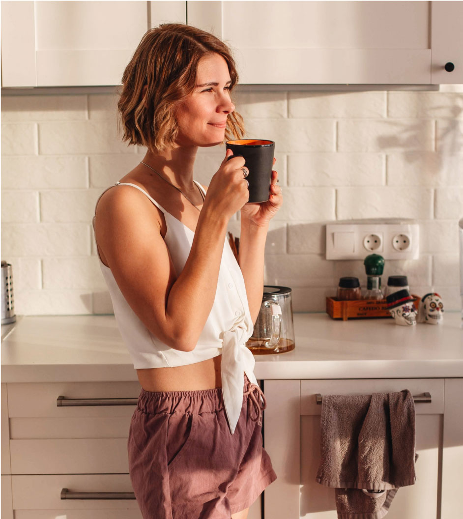 Woman drinking coffee Besser Länger Leben Schwerpunkte